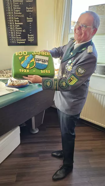 Bernd Alpers hält die Geburtstagstorte, die von Heike Barthel gesponsert wurde | Foto: Gordon Zabel