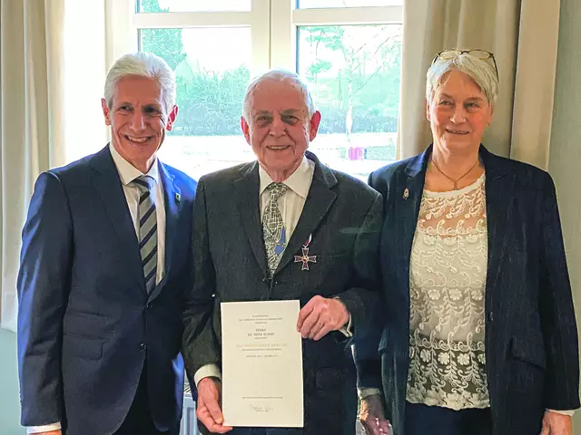 Landrat Rainer Rempe (li.) überreichte Dr. Heinz Harms im Beisein seiner Frau Birgit Verdienstorden und Urkunde | Foto: Börries Harms
