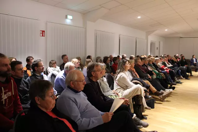 Bis auf den letzten Stuhl besetzt: Viele Jesteburger interessierten sich für die Stellungnahme zur Windkraft, einige für das Schwimmbad, das gar nicht auf der Tagesordnung stand | Foto: pöp