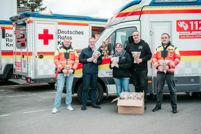Teddyübergabe beim DRK-Rettungsdienst in Hittfeld. V.l. Timo Reymers, (Stv. Leitung DRK-Rettungsdienst) Thomas Grambow (Geschäftsführer DRK-Kreisverband Harburg-Land e.V.), Katharina Roock (Förderkreis Eishockeyfans Farmsen e.V.), Sören Roock (Schatzmeister Förderkreis Eishockeyfans Farmsen e.V.), Jan Gagelmann (Leitung DRK-Rettungsdienst) | Foto: Antje Wulf, DRK-Kreisverband Harburg-Land e.V.