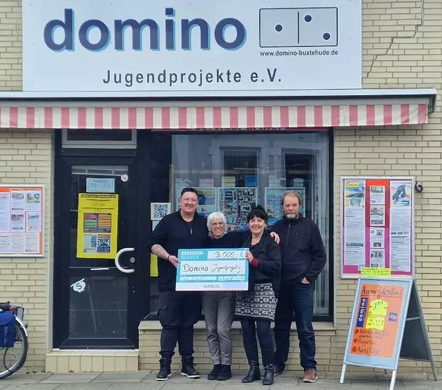 Airbus Stade übergab dem domino Jugendprojekte e.V. den Scheck von 3.000 Euro | Foto: domino Jugendprojekte e.V.