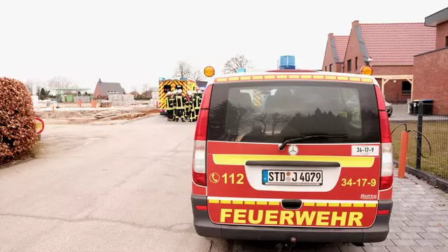 Wegen einer unklaren Rauchentwicklung eilten die Feuerwehrleute nach Oldendorf | Foto: Rolf Hillyer-Funke / Feuerwehren SG Oldendorf-Himmelpforten
