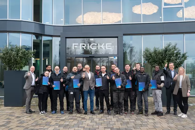 Die Absolventen des FRICKE Stipendiums mit Dr. Herbert Stommel, Bereichsvorstand Logistik, Geschäftsführer Hans-Peter Fricke (mittig), Personalleiter Carsten Deter (2.v.r.) und Kathrin Rademacher, HR-Assistentin (ganz rechts) | Foto:  FRICKE Gruppe