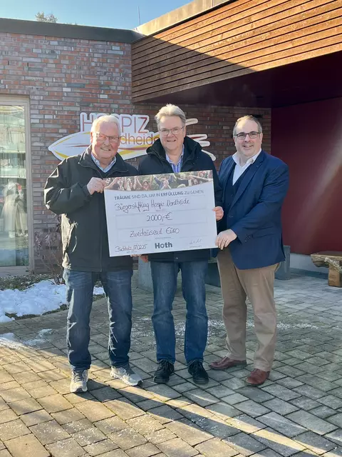 Bei der Spendenübergabe (v. li.): Dieter Hoth (Hoth-Stiftung), Michael Riemann (Bürgerstiftung Hospiz Nordheide) und Jan Bauer (Hoth-Stiftung) | Foto: Hoth-Stiftung