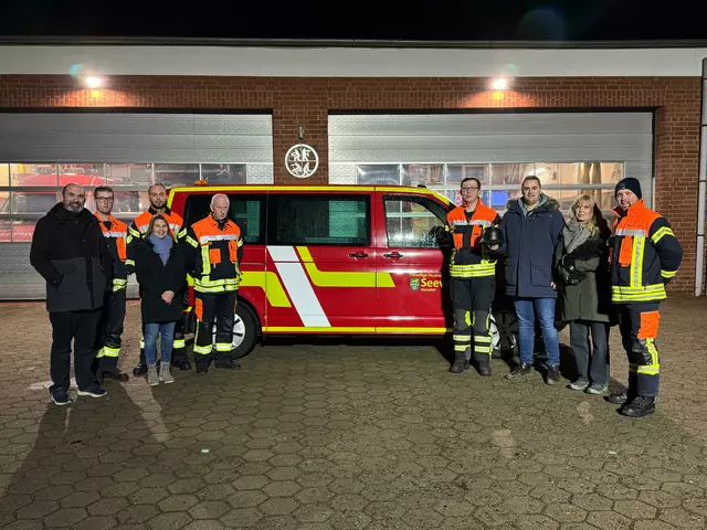 Vorstandsmitglieder und Helfer des Mittelstands- und Gewerbevereins bei der Spendenübergabe vor der Feuerwache in Meckelfeld. Im Hintergrund ist bereits der neue Jugendbus zu sehen | Foto: MGM Meckelfeld