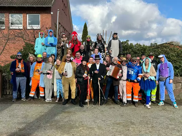Die fröhliche Faslamsgemeinschaft vor dem Start zum Schnorren | Foto: Marcel Garbers