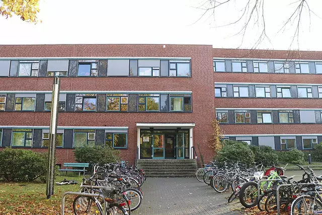 Das ehemalige Kreiswehrersatzamt wurde während der Flüchtlingswelle im Herbst 2015 als erste Massenunterkunft für Geflüchtete in Stade hergerichtet. Viele Bewohner blieben aus Kostengründen in solchen Gemeinschaftsunterkünften, obwohl sie ausziehen müssten | Foto: wei