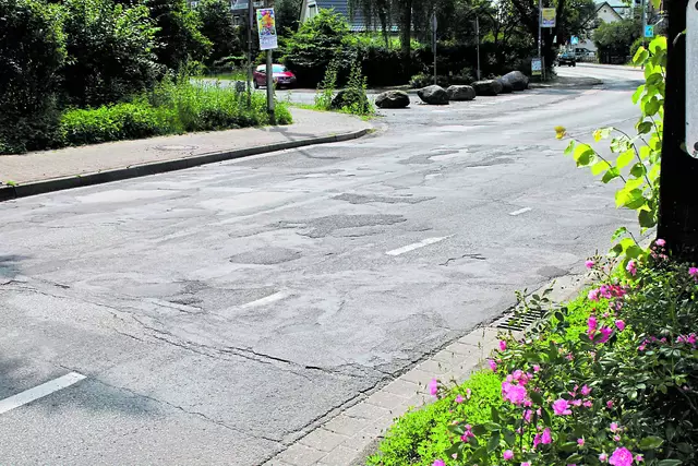 Die Asphaltdecke der Schützenstraße ist sehr marode | Foto: os