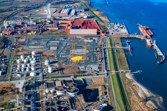 Der Stader Seehafen mit den Betriebsanlagen von AOS (oben) und Dow (unten). In der Mitte befindet sich die Baustelle für das landseitige LNG-Terminal | Foto: Martin Elsen/nord-luftbilder.de