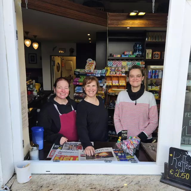 Das freundliche Team von BahnhofsCaFee (v. li.): Ramona Kombassere, Petra Rolf mit ihrer Tochter Johanna Rolf | Foto: Petra Rolf