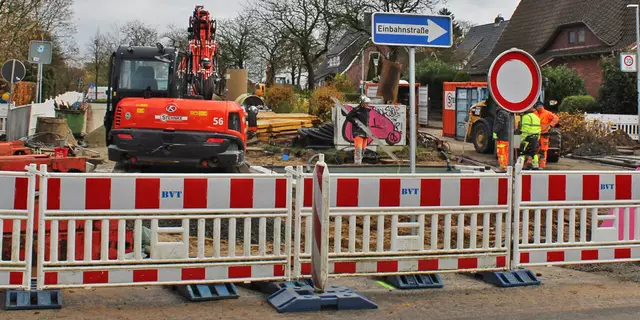 Die Bauarbeiten an der Harsefelder Straße in Stade schreiten voran. Jetzt beginnt eine neue Bauphase | Foto: sb