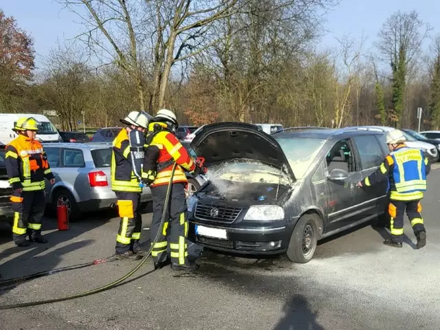 Die Feuerwehr Hittfeld kühlte den betroffenen Bereich mit Wasser ab | Foto: A. Feldtmann, stellv. Pressesprecher der FF Seevetal