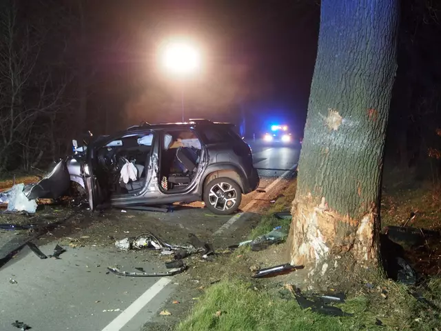 Der Wagen war nach dem Unfall ein Totalschaden | Foto: Renken / Feuerwehr