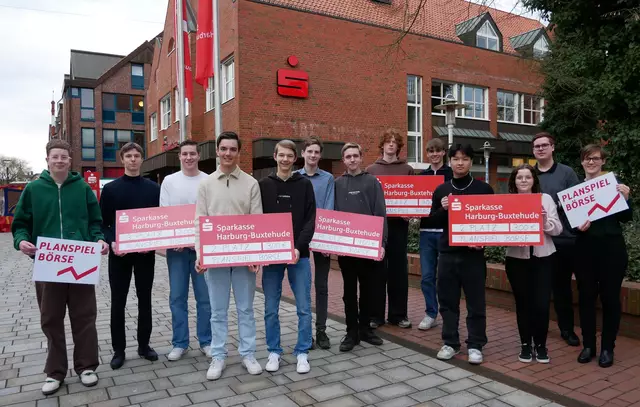 Die Siegerteams vom Luhe Gymnasium und von der Johann-Peter-Eckermann-Realschule Winsen freuten sich über die Siegerschecks überreicht von Luzie Schulze und Jannik Mittmann von der Sparkasse Harburg-Buxtehude (1.+2. von rechts) | Foto: Sparkasse Harburg-Buxtehude