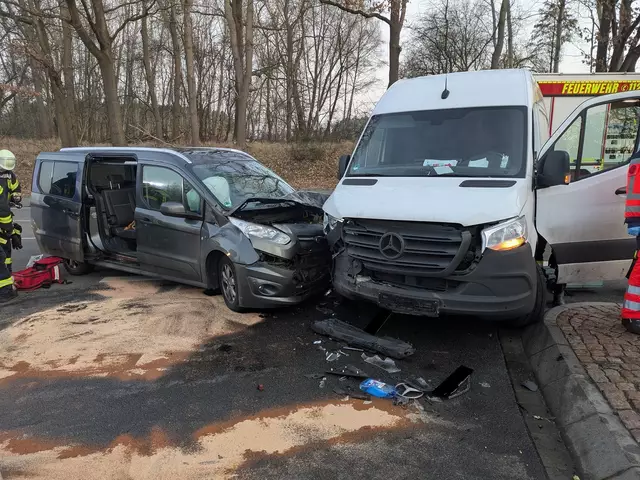 Der Ford und der Mercedes-Sprinter wurden bei dem Crash stark in Mitleidenschaft gezogen | Foto: Pressestelle Feuerwehr Samtgemeinde Hanstedt