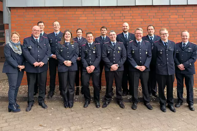 Gemeindedirektorin Claudia von Ascheraden gratulierte den Beförderten und Geehrten der Freiwilligen Feuerwehr Lüllau | Foto: Niklas Fink