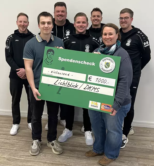 Den Spendencheck entgegen nahmen: Katie Lüdecke von Lichtblick Lüneburg (vorne re.) und Marco Carneiro (für DKMS, vorne li.) vom Orga-Team des Nik-Bödder-Cups | Foto: Eintracht Elbmarsch