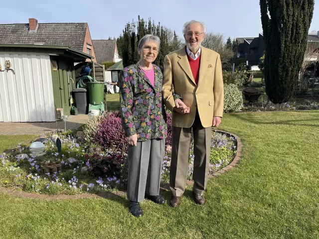 Herta und Joan Vormittag in ihrem gepflegten Garten in Fleestedt | Foto: sra