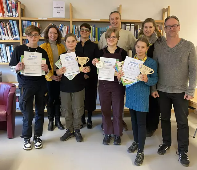 Die vier Sieger des Schulentscheides bekamen Urkunden und Geschenke, treten im Mai beim Kreisentscheid an | Foto: Müller