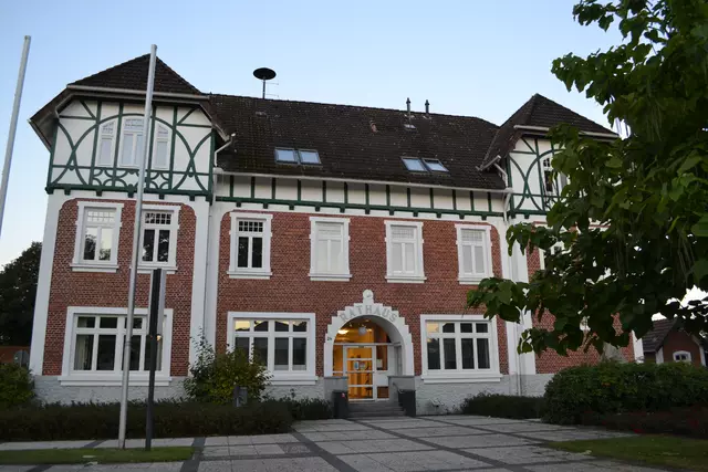 Immer noch ein schmuckes Gebäude: Im heutigen Tostedter Rathaus wurden einst Landwirtschaftsschüler unterrichtet | Foto: Archiv Klaus Rose / bim