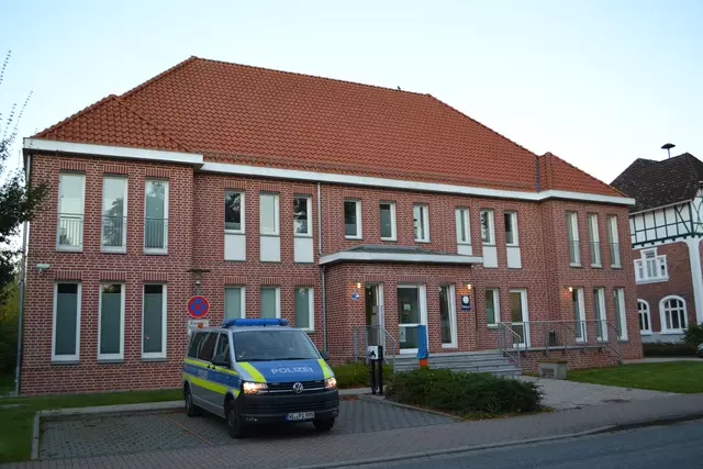 Die Polizeiwache Tostedt wurde an die frühere Mädchenabteilung der Landwirtschaftsschule angebaut | Foto: Archiv Klaus Rose / bim