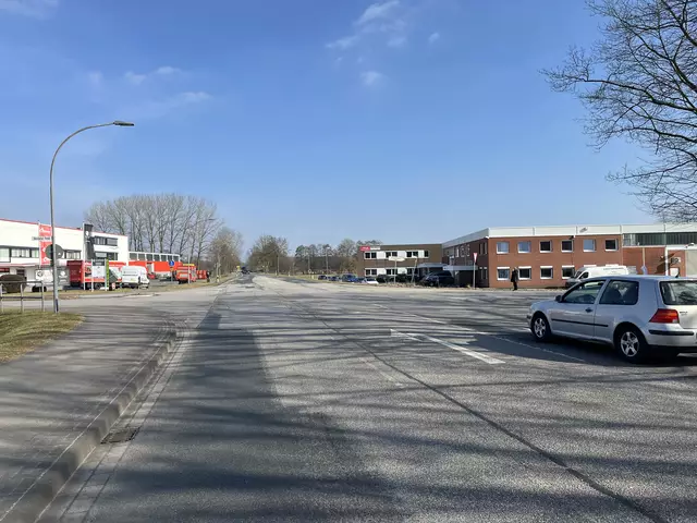 Die Maschener Straße von Hittfeld aus kommend nach Maschen führend. Links befindet sich die Straße „Bosteler Feld", rechts die Straße „Rieselwiesen  | Foto: sra