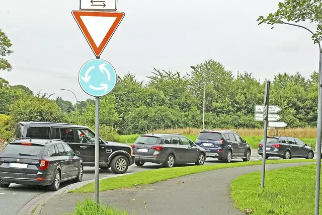 Wegen der zu kurzen Auffahrt zur Müllumschlaganlage Nenndorf staut sich der Verkehr auf den Zufahrtswegen | Foto: as