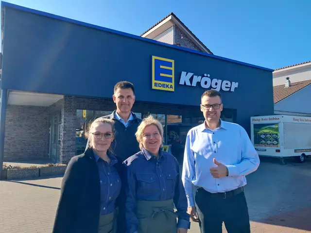 Strahlten am Tag der Eröffnung mit der Sonne um die Wette: Filialleiterin Yvonne Kolodziej (v. li.) mit Sönke, Anja und Dirk Kröger | Foto: Anika Werner