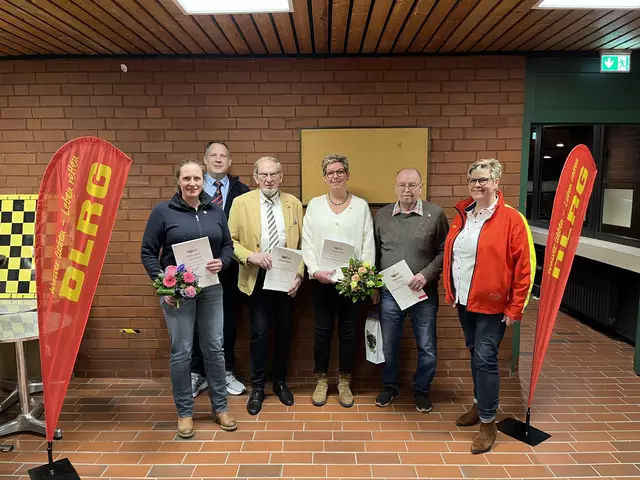 Vorsitzende Margret Holste (re.) und ihr Stellvertreter Florian Rosenow (2. v. li.) mit den ihre langjährige Mitgliedschaft in der DLRG Tostedt Geehrten (v. li.): Janine Marquardt, Florian Rosenow, Uwe Rosenow, Susi Beckmann und Udo Weschler | Foto: Margret Holste