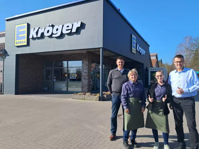 Strahlten am Tag der Eröffnung mit der Sonne um die Wette: Filialleiterin Yvonne Kolodziej (v. li.) mit Sönke, Anja und Dirk Kröger | Foto: Anika Werner
