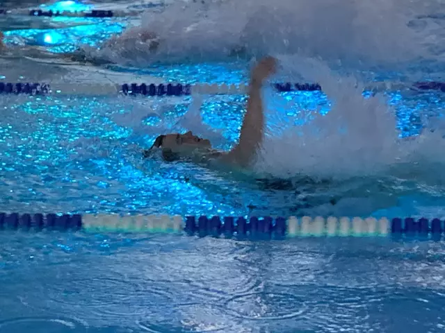 Rückenschwimmen gehörte zu den diversen Disziplinen, die beim 15. Schwimmfest der Schule An Boerns Soll auf dem Programm standen | Foto: Gabi Fehrs