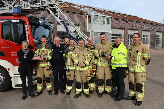 Synthopol-Geschäftsführer Dr. Henning Ziemer (li.) und der  stellvertretende Produktionsleiter Markus Preuß (2. v.r.) überreichen der Feuerwehr die neuen Gasmessgeräte | Foto: Freiwillige Feuerwehr Hansestadt Buxtehude