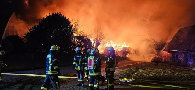 Rund 210 Feuerwehrleute waren bei dem Großbrand im Einsatz | Foto: Polizei
