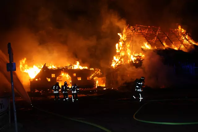 Eine Scheune und ein angrenzendes Wohnhaus standen bei dem Großfeuer in Dollern lichterloh in Flammen | Foto: Michael Dehmlow/FFW SG Horneburg