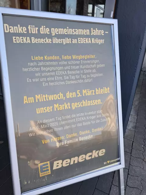 Familie Benecke verabschiedet sich mit einem Aufsteller vor dem Markt von ihren Kunden | Foto: Anika Werner