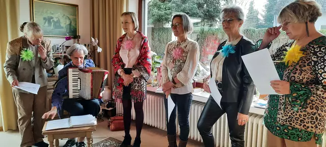 Der Fleestedter Frauenchor "Zuckerschnuten" überraschte die Jubilare an ihrem großen Tag zu Hause | Foto: Vormittag