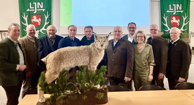 Der Vorstand der Kreisjägerschaft im Landkreis Stade - hier bei der Präsentation eines Luchs-Präparats - auf der Versammlung im vergangenen Jahr - freut sich auf einen erfolgreichen Kreisjägertag 2025 | Foto: Kreisjägerschaft