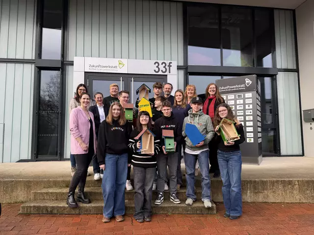 Die Schülerinnen und Schüler der Christlichen Schule Nordheide, zeigen gemeinsam mit Vertretern der WLH Wirtschaftsförderung im Landkreis Harburg und der Zukunftswerkstatt Buchholz, die gebauten Vogelkästen | Foto: Zukunftswerkstatt