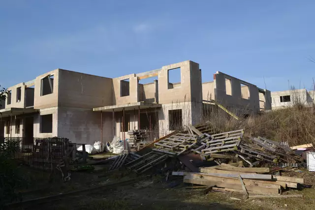 So stellten sich die Ruinen im Frühjahr 2023 dar, als das Gelände frei zugänglich war. Inzwischen dürften die Ruinen  noch stärker verfallen sein | Foto: bim