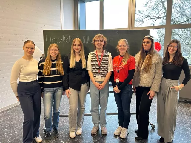 Die Projektgruppe mit den beiden Referenten der DKMS (v. li.):  Lisa Wilkens, Paula König, Emily Wahlers, Maarten Jost und Simone Erdtmann (beide DKMS), sowie Nicola Baszyńska und Mara Brißke  | Foto: BBS II