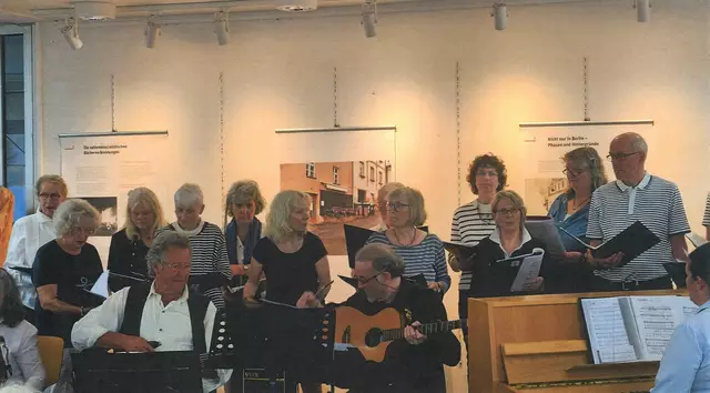 Der WohnZimmerChor bei einem Konzert in der Buchholzer Stadtbücherei | Foto: WohnZimmerChor