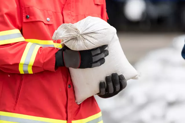 Zu den Aufgaben der freiwilligen Helfer beim Katastrophenschutz gehören auch Hochwasser-Einsätze | Foto: Adobe Stock/Christian Schwier