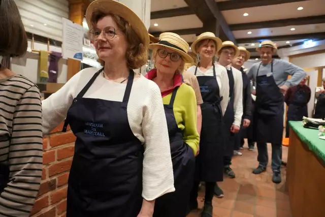 Die ehrenamtlichen Helfer haben sich für die traditionelle Swiensköst hergerichtet | Foto: Museum im Marstall