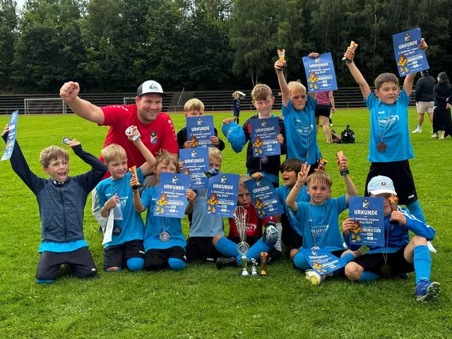 Der Jahrgang 2017 (U8) des TSV Eintracht Hittfeld mit Trainer Henrik Titze | Foto: TSV Eintracht Hittfeld