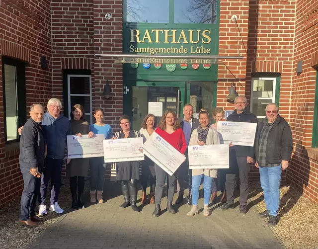 Freude in der Samtgemeinde Lühe: Der Verein "... fair geht vor" übergibt Spendenschecks an die örtlichen Kitas | Foto: SG Lühe