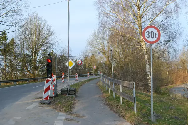 Die Bahnbrücke in Königsmoor ist seit Oktober 2021 nur einseitig und von Fahrzeugen bis 30 Tonnen befahrbar. Aber auch schwerere Fahrzeuge fahren über das marode Bauwerk | Foto: bim