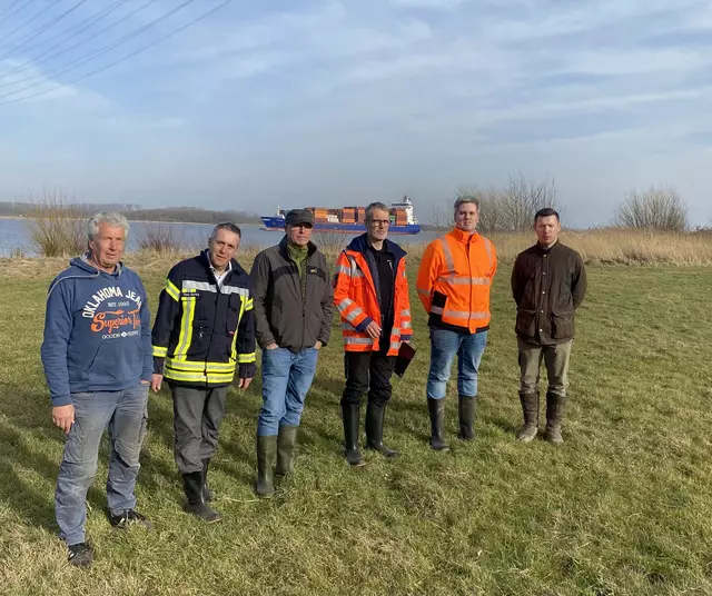 Inspektion auf Lühesand: Es wurde dem Vorwurf nachgegangen, dass auf der Elbinsel illegal Müll entsorgt wurde | Foto: SG Lühe