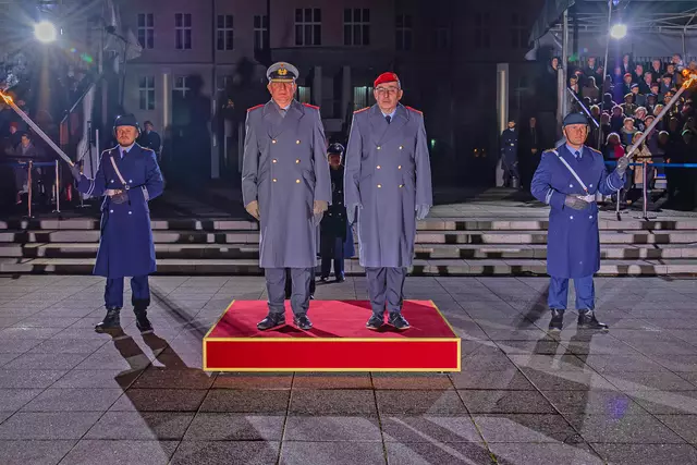 Generalleutnant Jürgen-Joachim von Sandrart (Mitte li.) wird im Beisein des Generalinspekteurs der Bundeswehr, General Carsten Breuer, mit einem Großen Zapfenstreich verabschiedet | Foto: Bundeswehr/ Vasco Wienandt