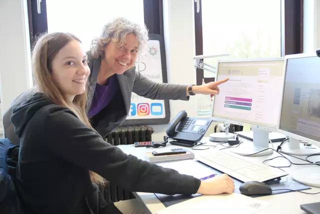 Gemeinsam arbeiten Sophie Bahlmann (li.) und Andrea Schrag an der Internetseite des Netzwerkes gegen häusliche Gewalt im Landkreis Harburg – eine der Aufgaben im Rahmen des Bundesfreiwilligendienstes | Foto: Landkreis Harburg