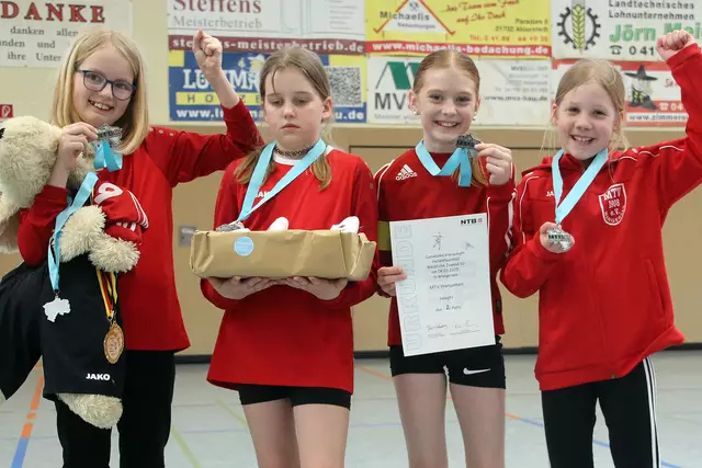 Livia Langen, Lennja Bannas, Ida Alpers und Anna-Luisa Klug haben die Vize-Landesmeisterschaft der U10-Mädchen gewonnen.  | Foto: MTV Wangersen